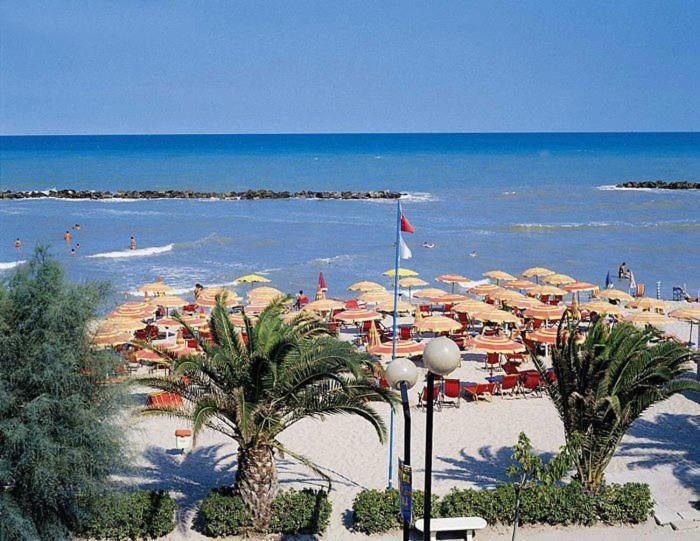 Hotel Leuco' Martinsicuro Bagian luar foto