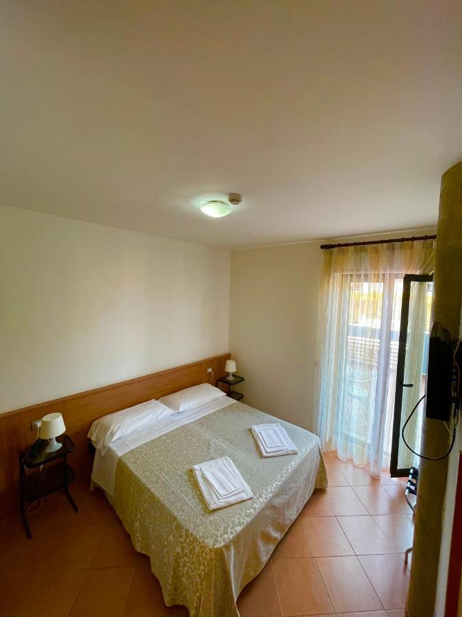 Hotel Leuco' Martinsicuro Bagian luar foto