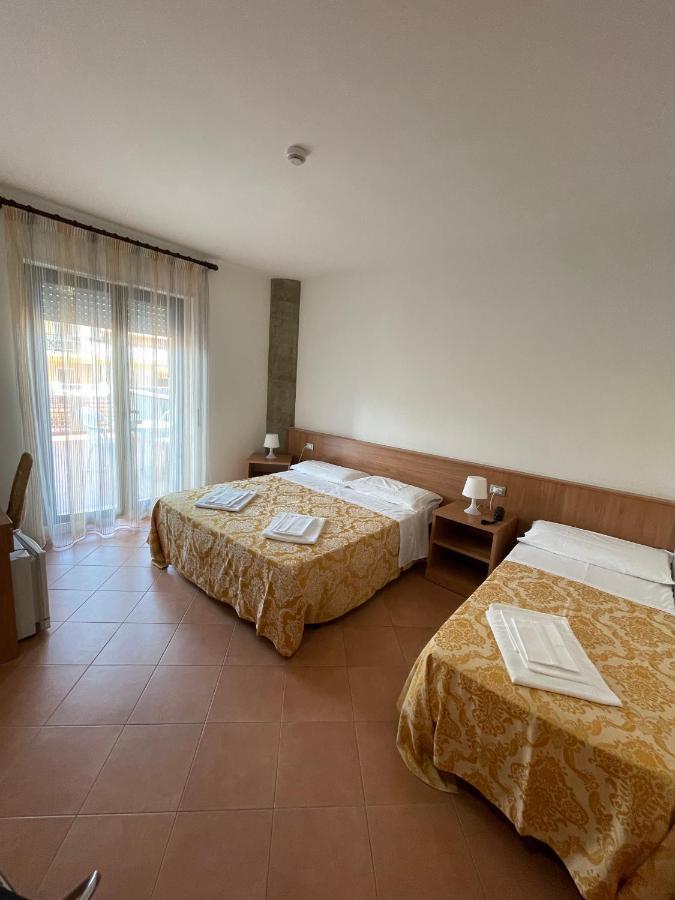 Hotel Leuco' Martinsicuro Bagian luar foto