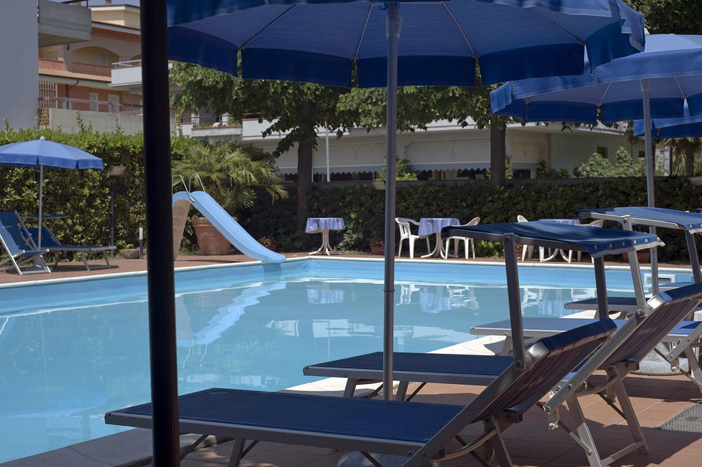 Hotel Leuco' Martinsicuro Bagian luar foto