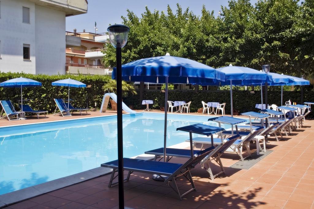 Hotel Leuco' Martinsicuro Bagian luar foto