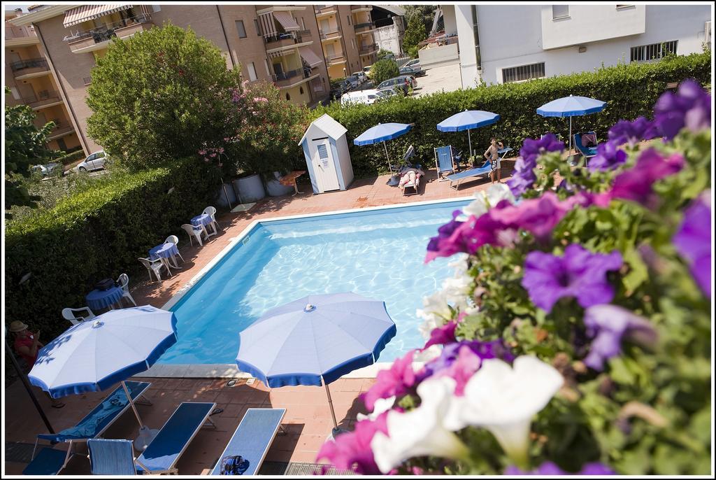Hotel Leuco' Martinsicuro Bagian luar foto