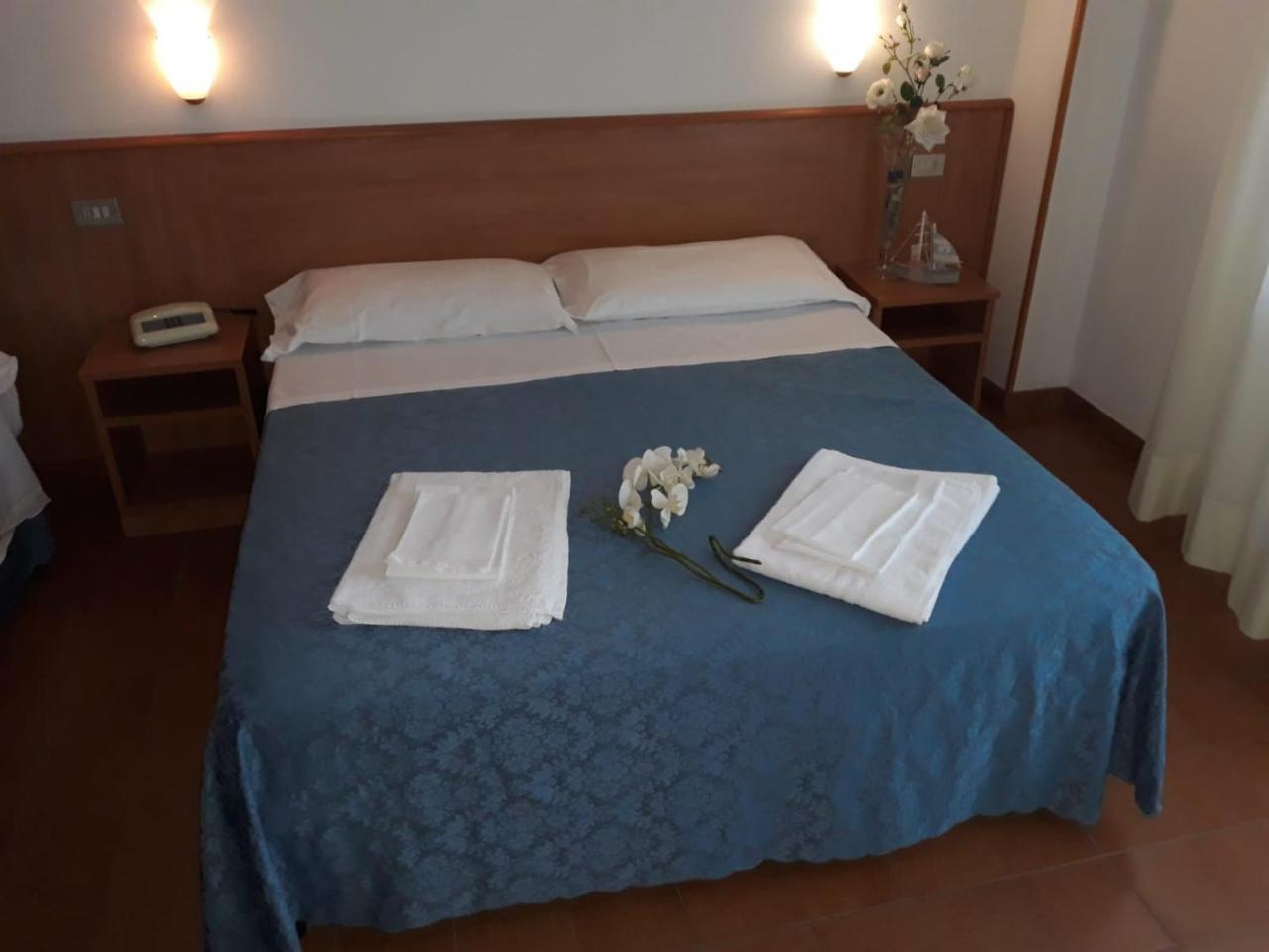 Hotel Leuco' Martinsicuro Bagian luar foto
