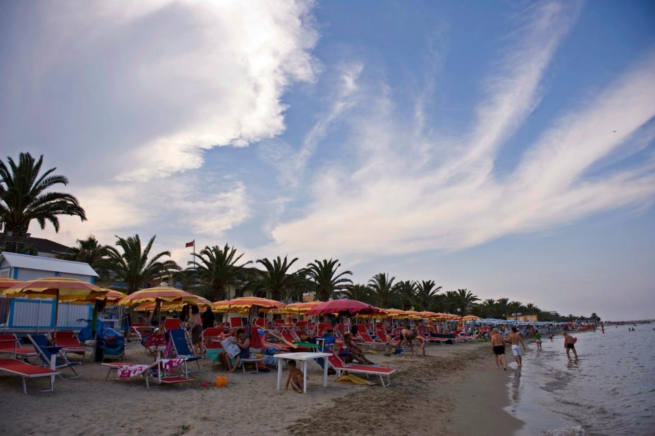 Hotel Leuco' Martinsicuro Bagian luar foto